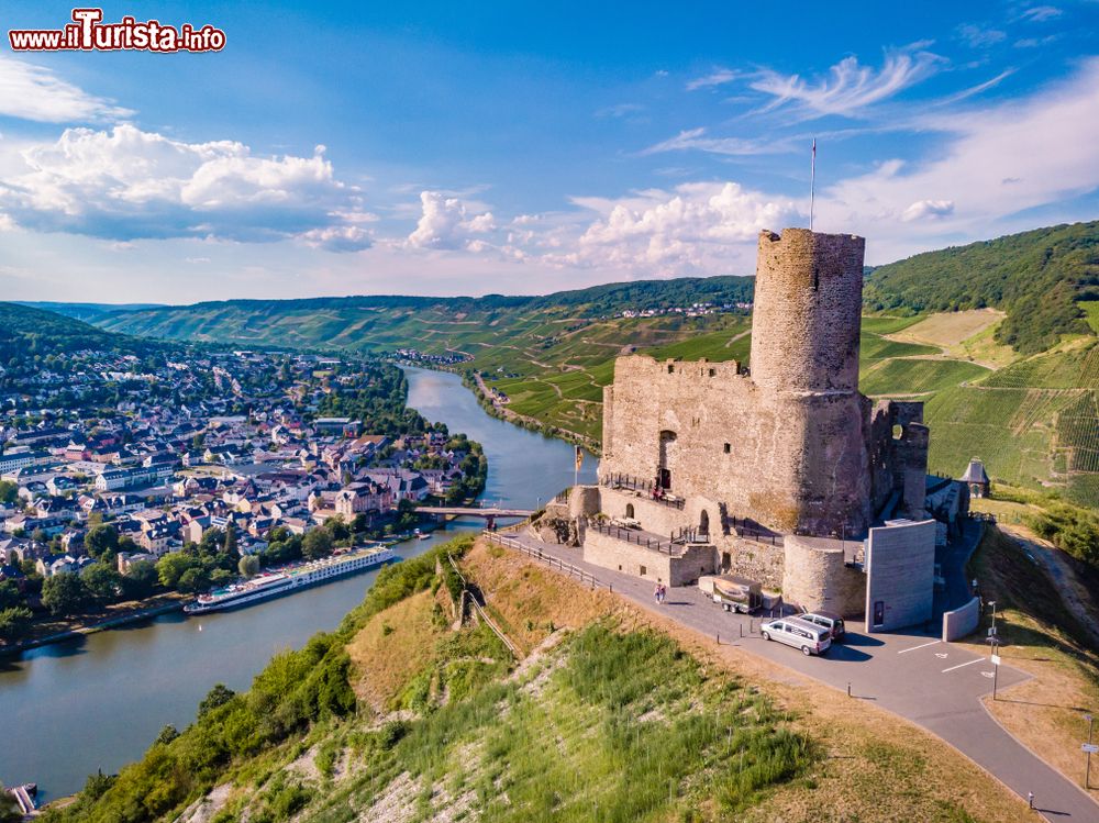 Immagine Il Bernkastel Burgruine a Landshut, Germania, vecchio castello affacciato sul fiume Mosella (Baviera).