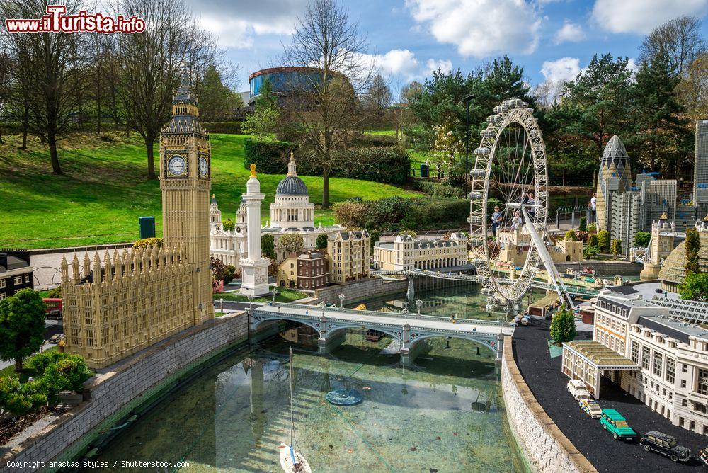 Immagine Il Big Ben e la London Eye al parco divertimenti di Legoland a Windsor, Regno Unito. Si estende su 60 ettari di terreno: qui i bambini dai 2 ai 12 anni potranno divertirsi con giostre, attrazioni, spettacoli e 55 milioni di mattoncini Lego  - © anastas_styles / Shutterstock.com