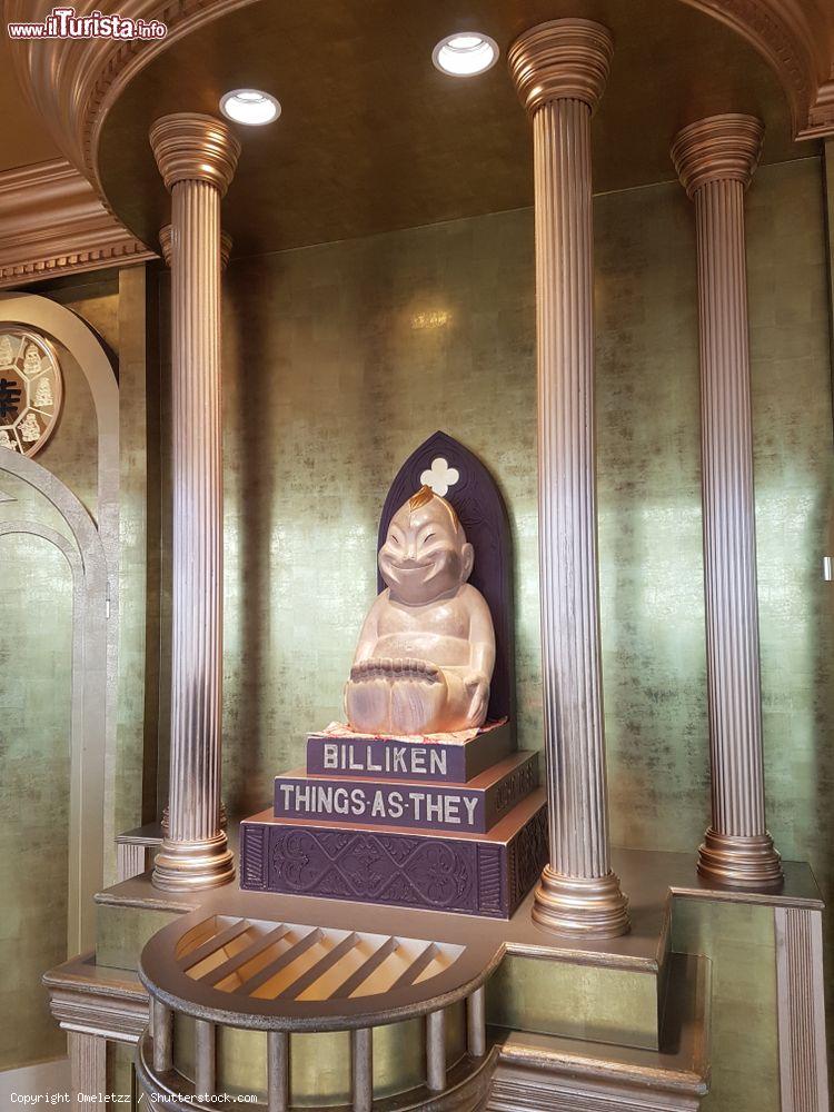 Immagine Il Billiken shinsekai nella Tsutenkaku Tower di Osaka, Giappone. Si tratta di un personaggio immaginario disegnato dall'illustratrice americana Florence Pretz che lo pensò come un elfo con le orecchie a punta. Dal 1980 una copia si trova al quinto piano della torre Tsutenkaku - © Omeletzz / Shutterstock.com