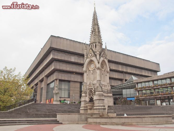 Immagine Il Birmingham Central Library, Inghilterra. Questo edificio costruito in stile brutalista vanta un primato tutt'altro che lusinghiero: viene considerato infatti il 9° fra i dieci più brutti al mondo. Si trova in Chamberlain Square. Realizzato su progetto dell'architetto John Madin, è stato completato nel 1974.