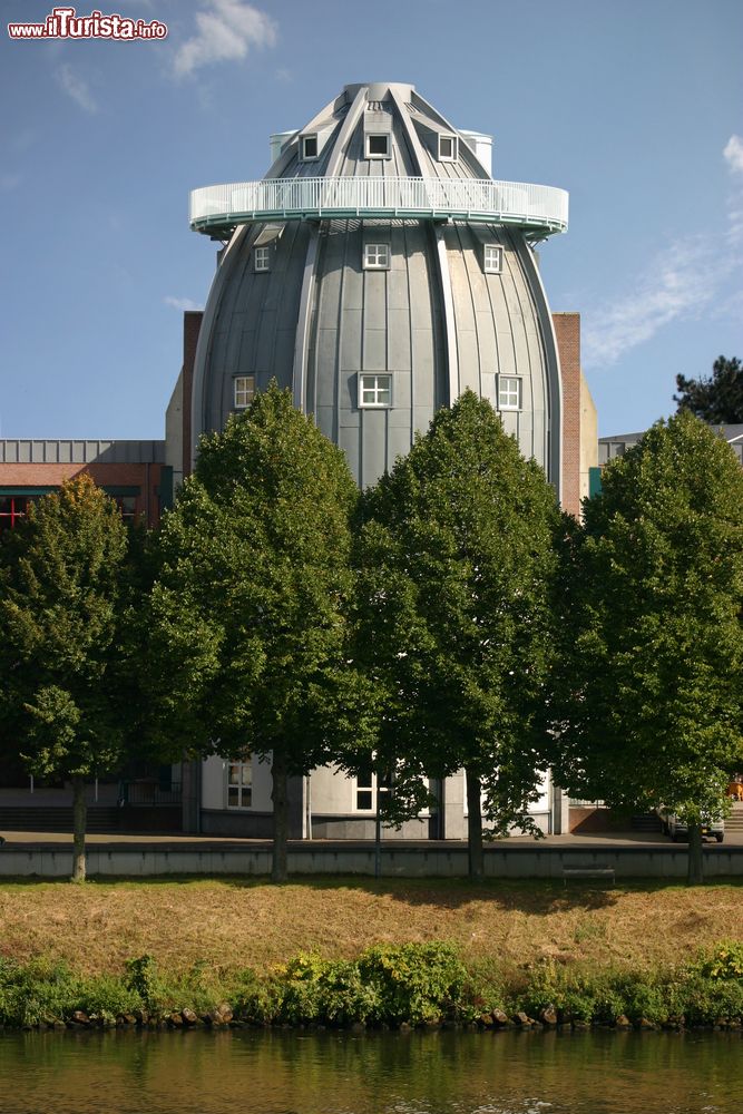 Immagine Il Bonnefantenmuseum a Maastricht, Olanda: fondato nel 1884, cento anni più tardi è stato ricostruito dall'architetto italiano Aldo Rossi in una vecchia zona industriale sulla riva orientale della Mosa. Espone opere di arte antica e contemporanea.