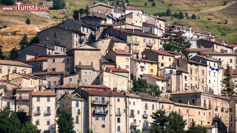 Immagine Il borgo abbarbicato di Rivisondoli, Abruzzo. Sviluppatosi a partire dal '300, il nucleo del borgo di Rivisondoli è ancora ben evidente ai giorni d'oggi con la sua struttura urbana raccolta e gli edifici che si affacciano al sistema viario originario.