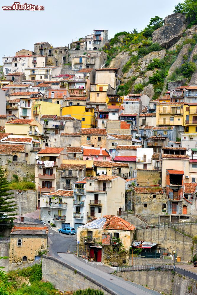 Immagine Il borgo arroccato di Motta Camastra, provincia di Messina, Sicilia. Le origini della città risalgono al casale di Camastra esistente alla fine del 1100.