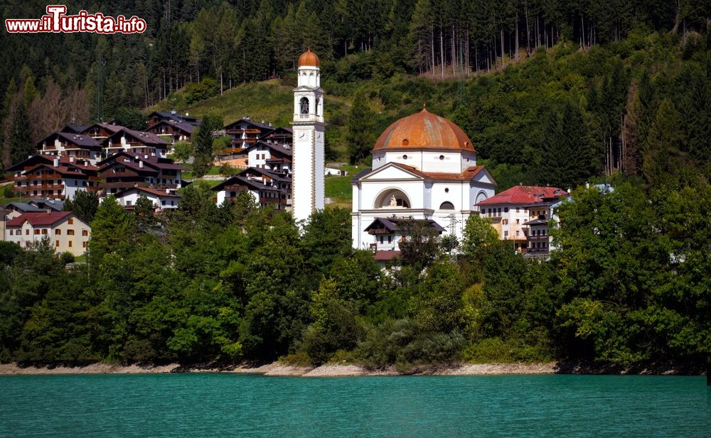 Immagine Il borgo di Auronzo di Cadore, Veneto, visto dal lago di Santa Caterina. Sia in estate che in inverno, il turismo è fra le principali fonti economiche di questo territorio.