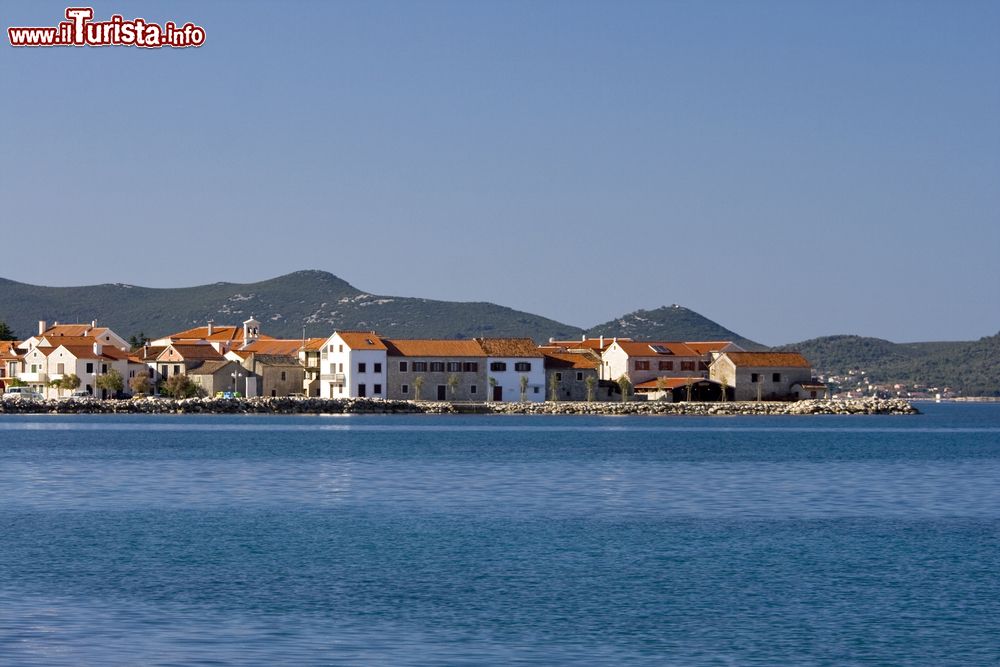 Immagine Il borgo di Bibinje visto dal mare, Croazia. Dalla seconda metà del XX° secolo questo piccolo paese della Dalmazia vive di turismo.