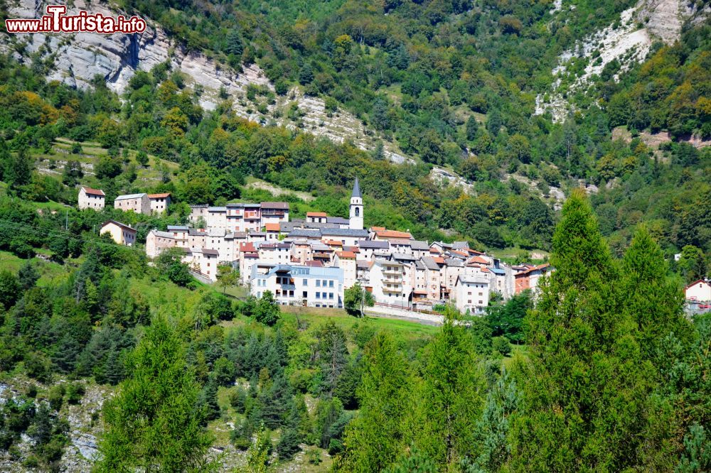 Immagine Il borgo di casso sopra la diga del Vajont in Friuli