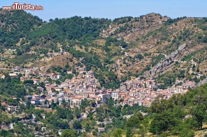 Immagine Il borgo di Castelmezzano sulle dolomiti lucane, fotografato da una delle montagne circostanti - © Mi.Ti. / Shutterstock.com