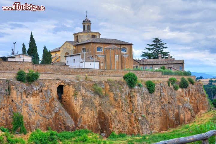 Immagine Il borgo di Civita Castellana, Lazio - Questo bel villaggio della provincia di Viterbo è situato su uno sperone di tufo fra le gole di due affluenti del Treja, ai piedi dei monti Cimini. Il territorio su cui sorge è stato originato dalle eruzioni del vulcano Vicano che hanno generato il tufo rosso che caratterizza questa zona. L'erosione dell'acqua ha dato poi origine alle gole profonde che rendono questo territorio fra i più sugegstivi d'Italia © Mi.Ti. / Shutterstock.com