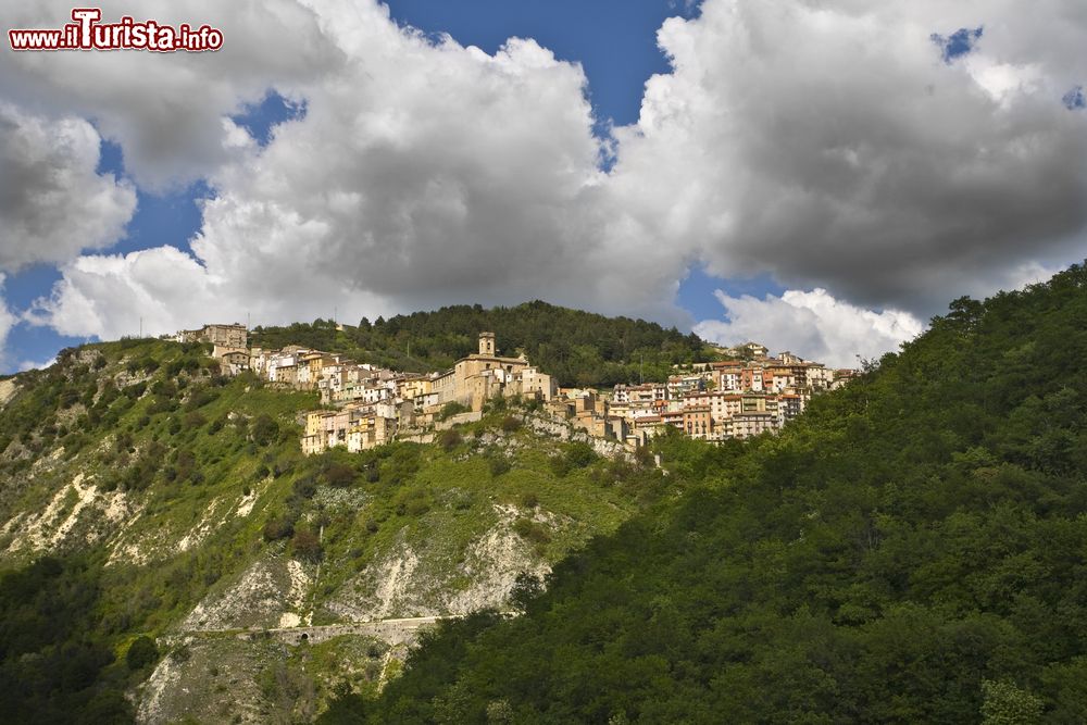 Immagine Il borgo di Colledimezzo tra le montagne della Provincia di Chieti in Abruzzo