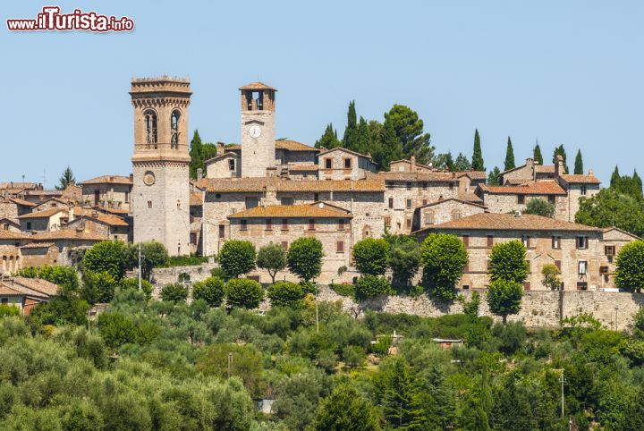 Immagine Il borgo di Corciano in provincia di Purugia (Umbria) - © Claudio Giovanni Colombo / Shutterstock.com