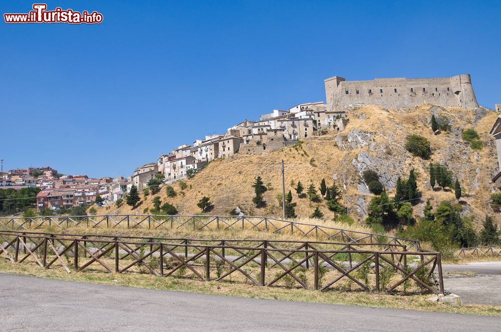 Immagine Il borgo di Deliceto (Foggia) conta circa 3900 abitanti. Sulla destra si nota il castello Normanno-Svevo risalente al XII secolo.