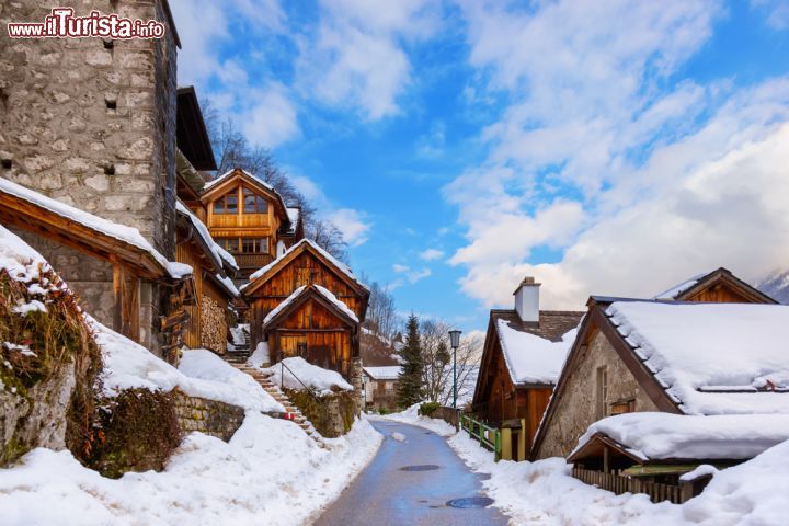 Immagine Il magico borgo di Halstatt in Austria dopo una abbondante nevicata - © Tatiana Popova / Shutterstock.com