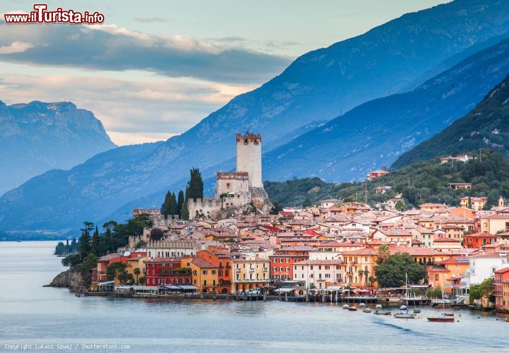 Immagine Il borgo di Malcesine e il suo castello sul Lago di Garda - © Lukasz Szwaj / Shutterstock.com