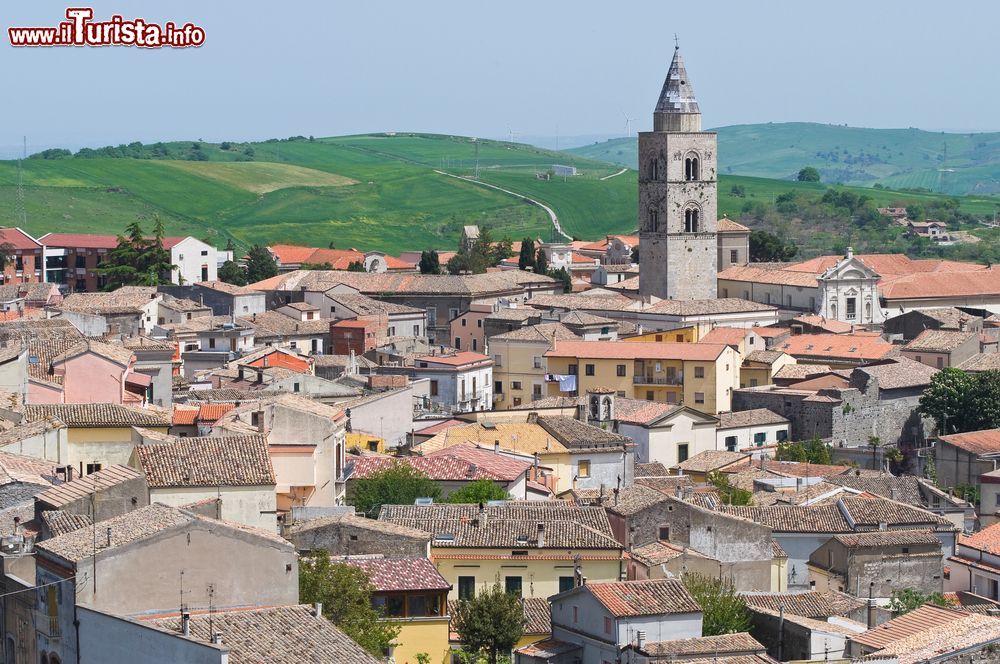 Immagine Il borgo di Melfi in Basilicata con l'antico campanile romanico della Cattedrale, datato 1153