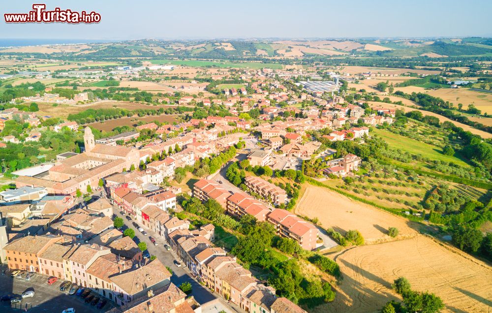 Immagine Il borgo di Mondolfo nelle Marche: veduta aerea