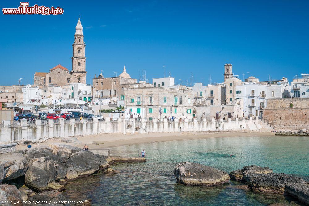 Immagine Il borgo di Monopoli in estate fotografato dal mare, provincia di Bari, Puglia - © Stefano_Valeri / Shutterstock.com