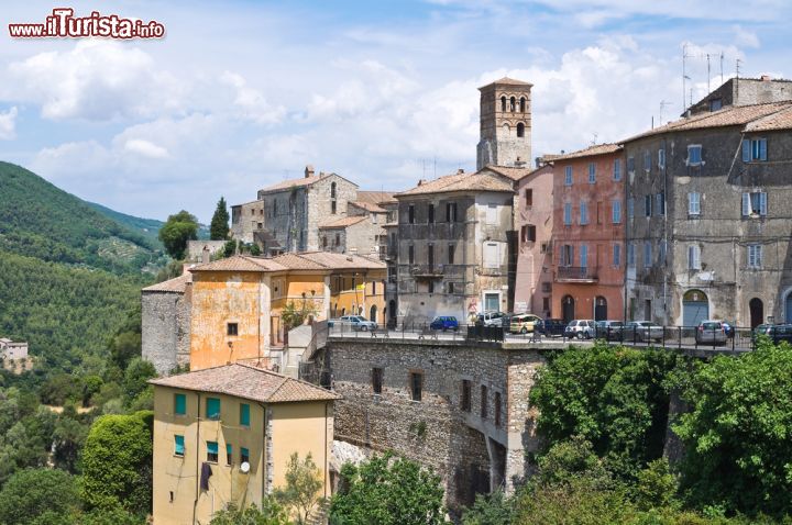 Immagine Le case colorate del borgo medievale di Narni (Umbria) - © Mi.Ti. / Shutterstock.com
