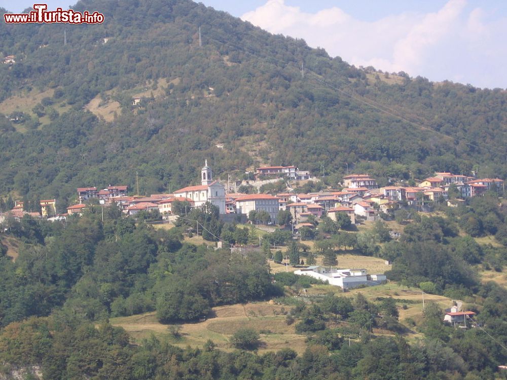 Immagine Il borgo di Parzanica in Lombardia, sulle montagne che circondano il Lago d'Iseo - © Ago76, CC BY-SA 3.0, Wikipedia