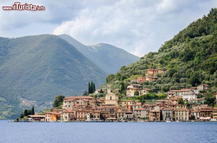 Immagine Il borgo di Pescara Maraglio, Lago di Iseo. A giugno 2016 diverrà protagonista dell'evento di The Floating Piers, le passerelle galleggianti ideate da Christo, che si collegheranno a Sulzano e all'isola di San Paolo, permettendo ai visitatori di "camminare" sulle acque del lago Iseo- © Marco Saracco / Shutterstock.com