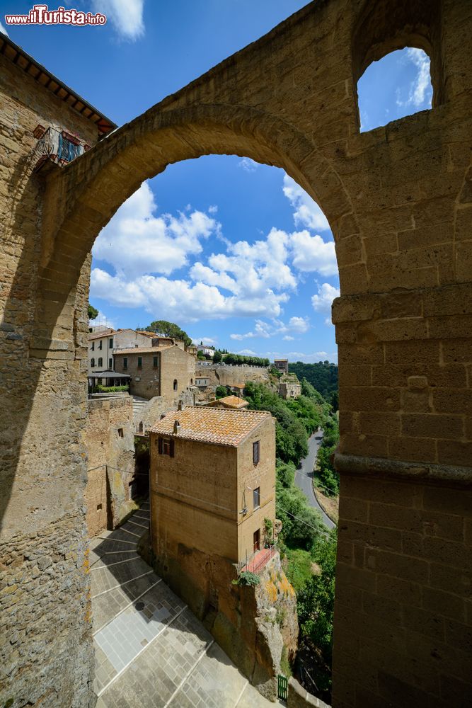 Immagine Il borgo di Pitigliano visto dall'alto, Toscana. Scavata nella roccia vulcanica, questa graziosa località fa parte dei borghi del tufo.