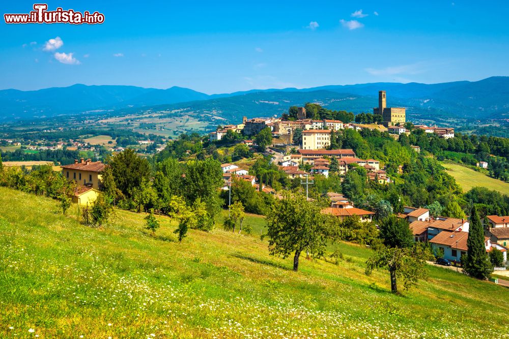 Immagine Il borgo di Poppi tra le montagne del Casentino in provincia di Arezzo, Siamo in Toscana