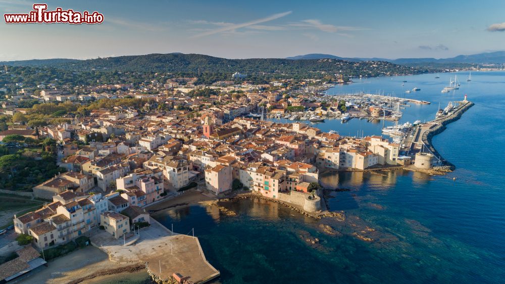 Immagine Il borgo di Saint-Tropez visto dall'alto, Costa Azzurra (Francia): divenne celebre a partire dagli anni '50 quando fu scelto come set per il film "Piace a troppi" che lanciò come sex symbol europeo Brigitte Bardot. 