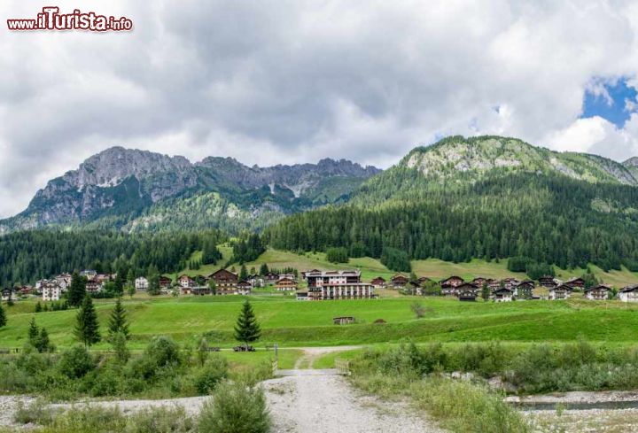 Immagine Il borgo di Sappada fotografato in piena estate, Veneto - Un suggestivo scorcio panoramico sul borgo di Plodn, in dialetto tedesco sappadino © pisaphotography / Shutterstock.com