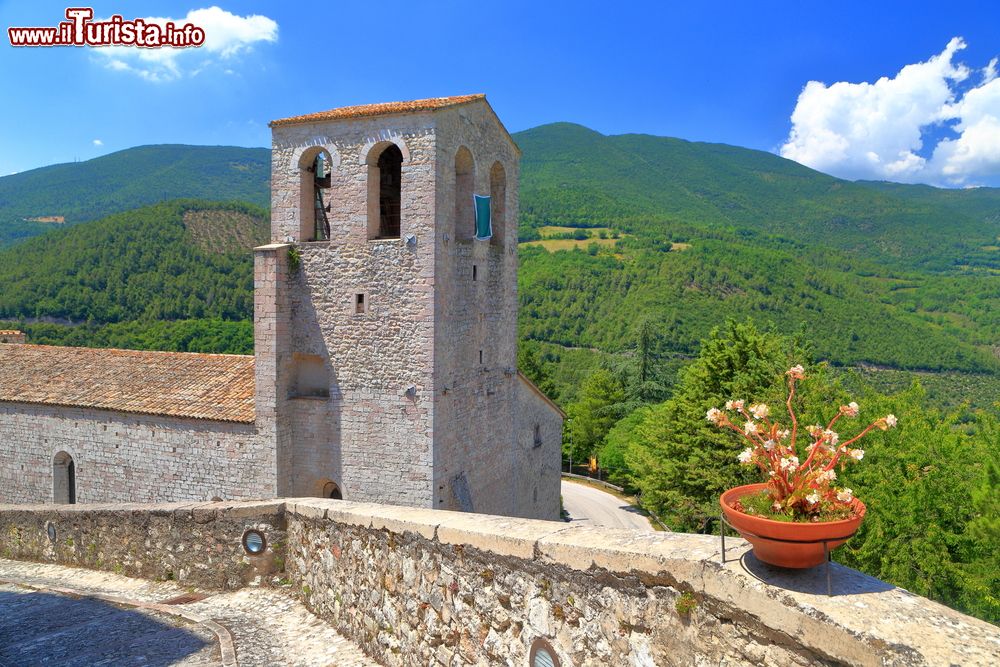 Immagine Il borgo di Vallo di Nera si erge ad est di Spoleto in Umbria, tra le montagne della Valnerina