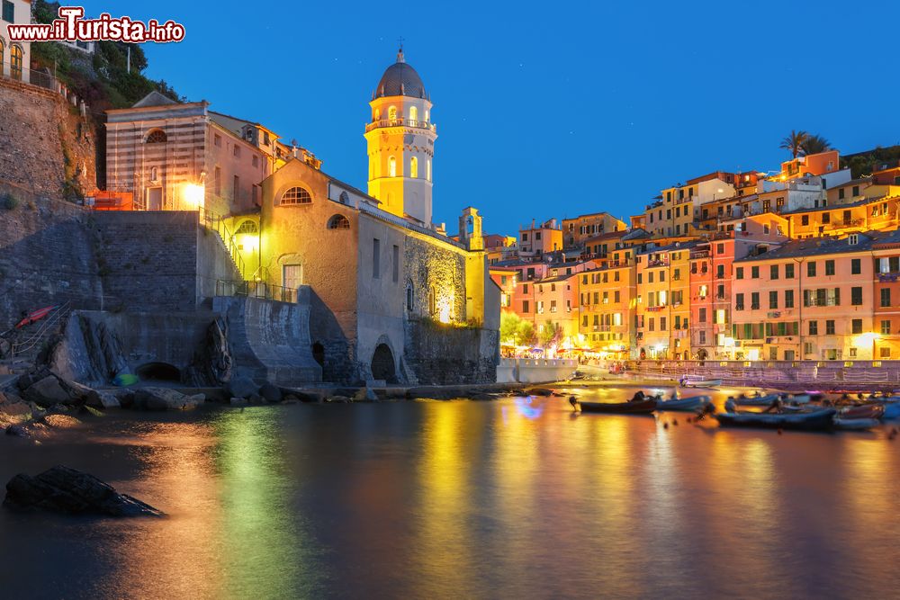 Immagine Il borgo di Vernazza fotografato di notte, La Spezia, Liguria. Da vedere la chiesa parrocchiale di Santa Margherita d'Antiochia, preziosa testimonianza della scuola antelamica. Ha tre grandi navate e la torre di forma ottagonale.