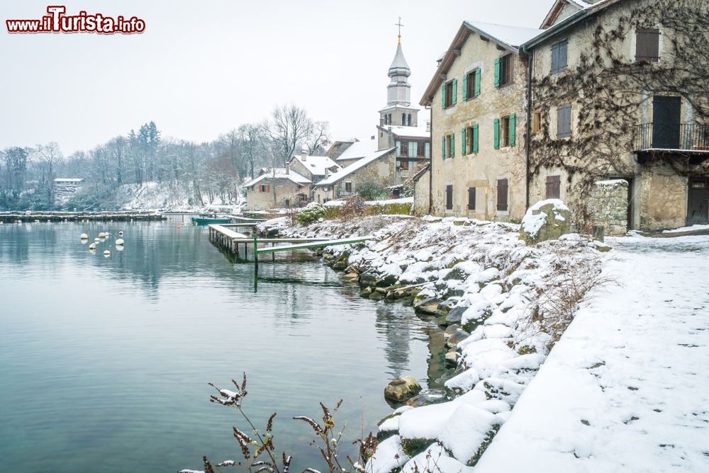 Immagine Una suggestiva foto invernale del borgo di Yvoire, sul Lago Lemano, con la neve.