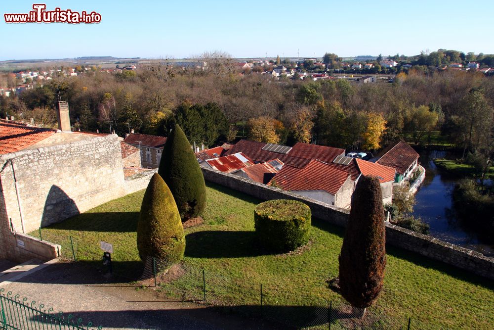 Immagine Il borgo francese di Pons nel dipartimento della Charente-Maritime. Questa graziosa località si trova sulla strada per Compostela.