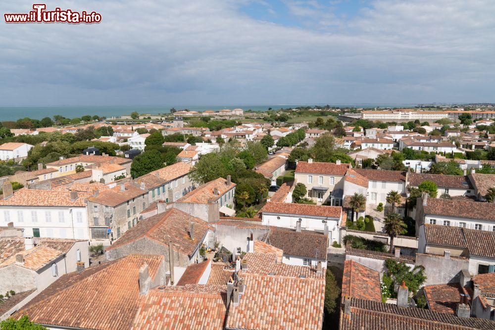 Immagine Il borgo francese di Saint-Martin-de-Re, Nuova Aquitania: patrimonio dell'umanità dal 2008 grazie alle fortificazioni fatte erigere da Vauban nel XVII° secolo, è anche una frequentata meta balneare.