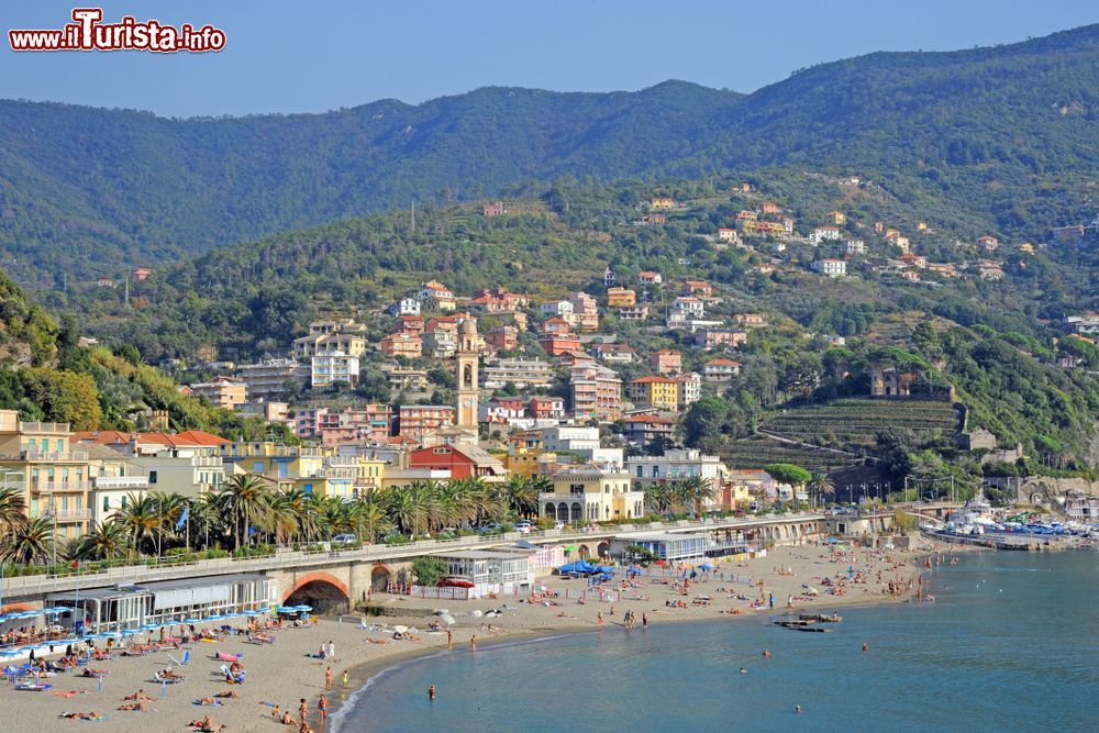 Immagine Il borgo marino e la spiaggia di Moneglia, siamo sulla riviera di ponente in Liguria