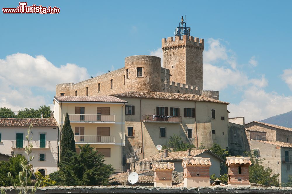 Immagine Il borgo medievale e il castello di Capestrano in Abruzzo