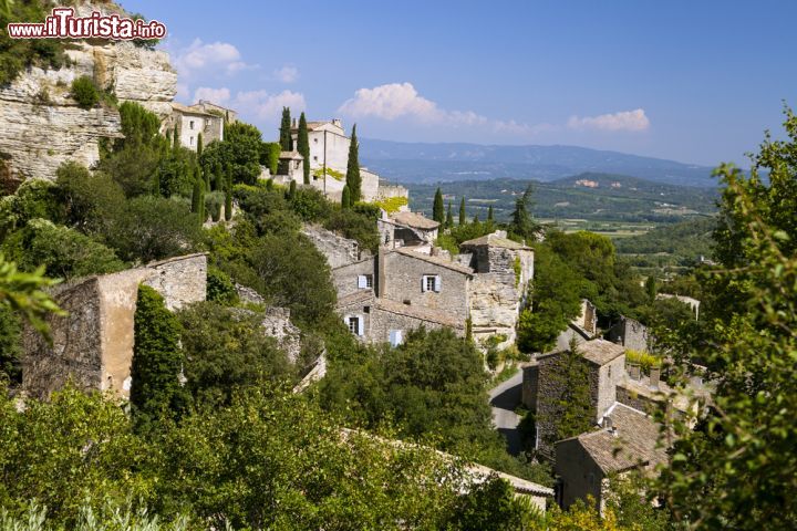 Immagine Il borgo provenzale di Gordes, Francia - Conosciuto anche come il "balcone della Provenza", Gordes è uno dei più bei villaggi di Francia © Magdanatka / Shutterstock.com