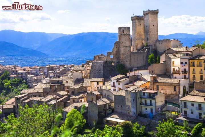 Immagine Il borgo turrito del centro medievale di Pacentro, sulle pendici della Maiella - © leoks / Shutterstock.com