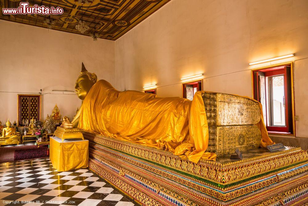 Immagine Il Buddha sdraiato al Poramai Yigawat Temple di Nonthaburi, Thailandia - © Bubbers BB / Shutterstock.com