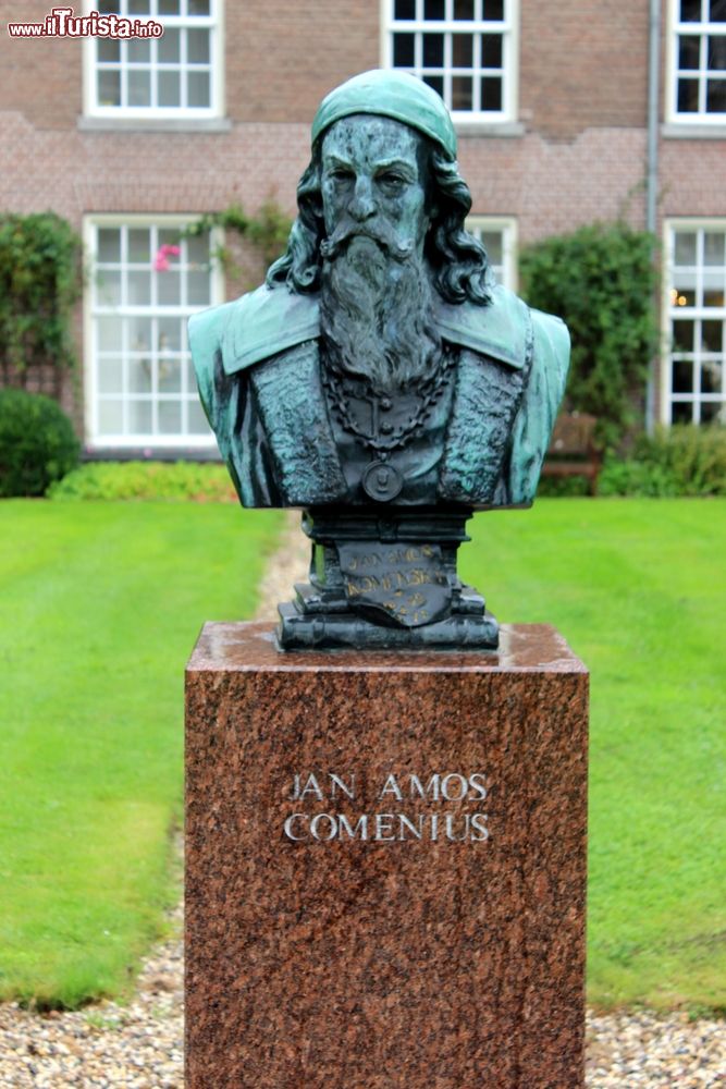 Immagine Il busto di Jan Amos Komensky a Naarden, Paesi Bassi. Teologo, scrittore e filosofo ceco, è stato uno dei pensatori più importanti del Seicento tanto da essere considerato il "padre" dell'educazione moderna.