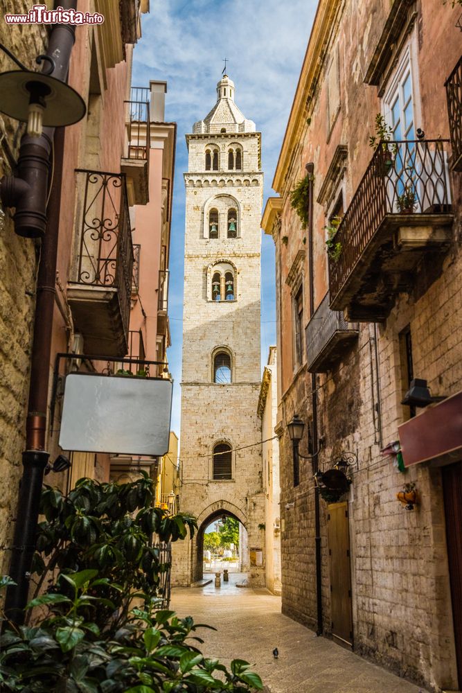 Immagine Il campanile del Duomo di Barletta, Puglia. La torre campanaria di Santa Maria Maggiore fu eretta nel XII° secolo.