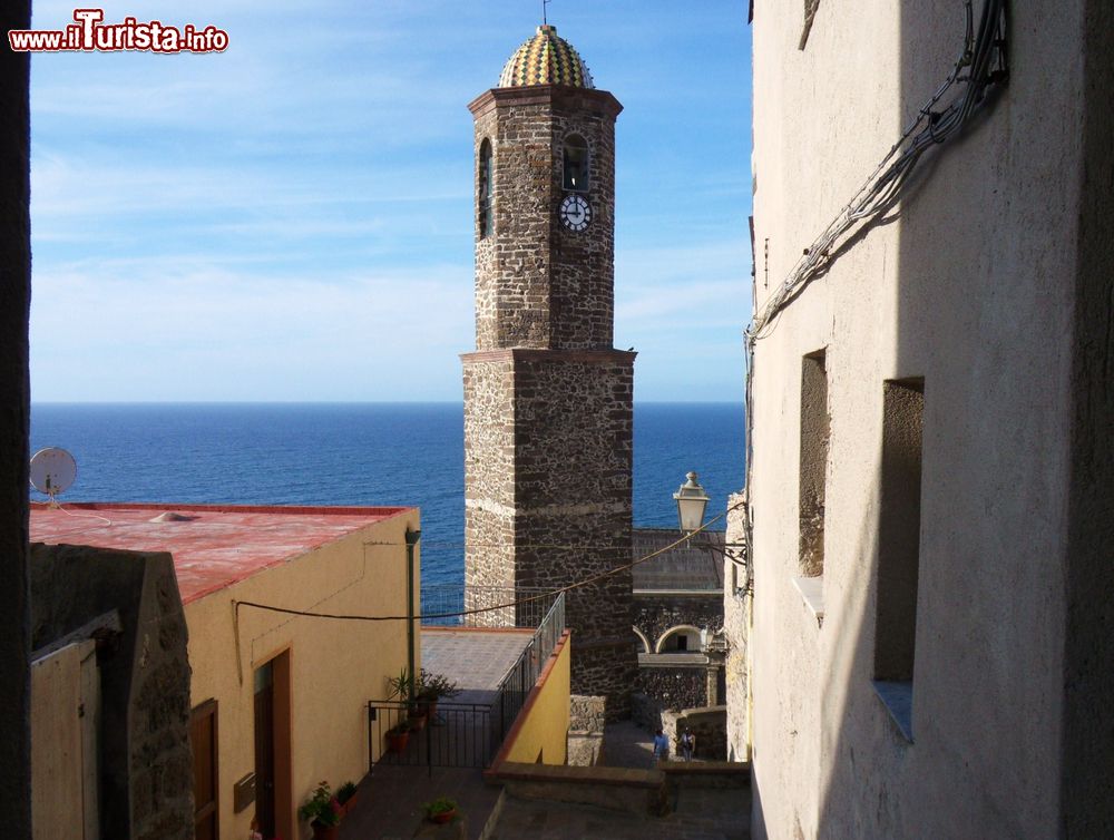 Immagine Il campanile della Cattedrale di Castelsardo, siamo nel centro storico del borgo marinaro della Sardegna