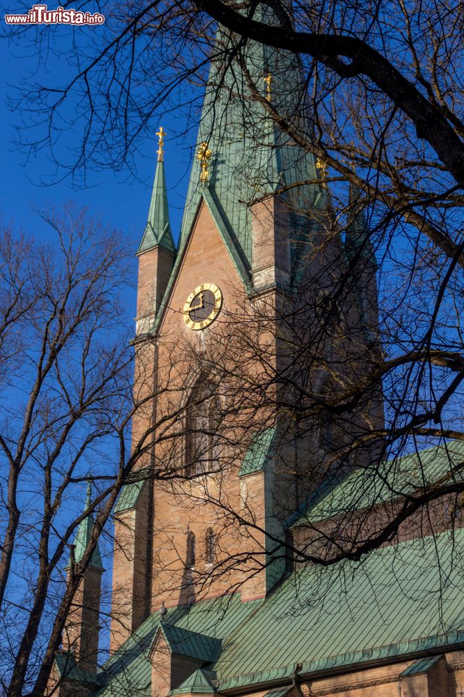 Immagine Il campanile della cattedrale di Linkoping con la guglia verde, Svezia. L'attuale edificio religioso ha circa 800 anni di storia.