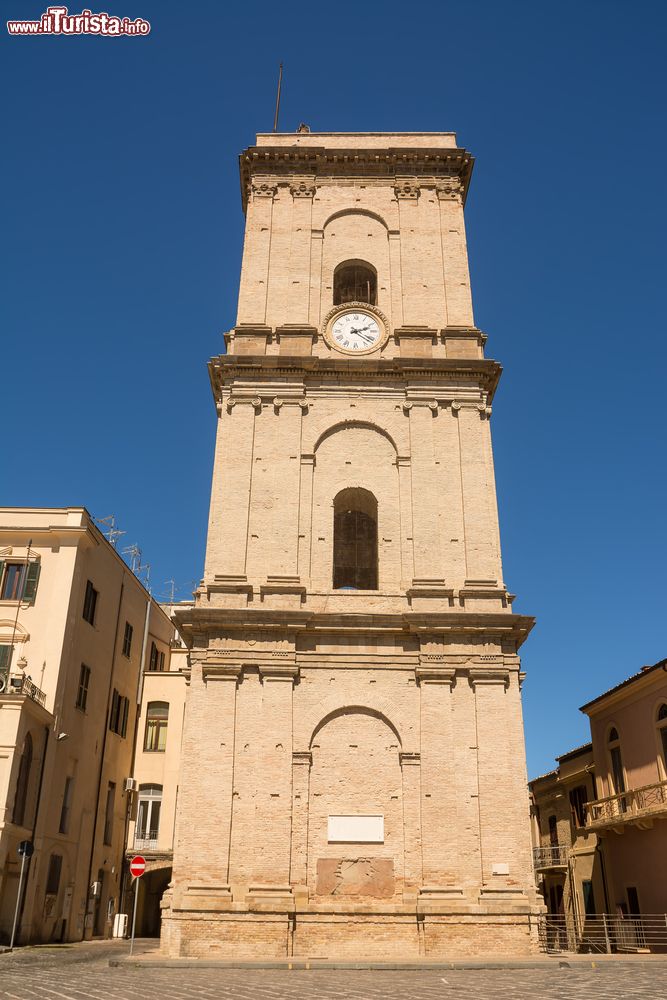 Immagine Il campanile della Cattedrale di Santa Maria del Ponte a Lanciano (Abruzzo). La chiesa è Monumento Nazionale dal 1902.