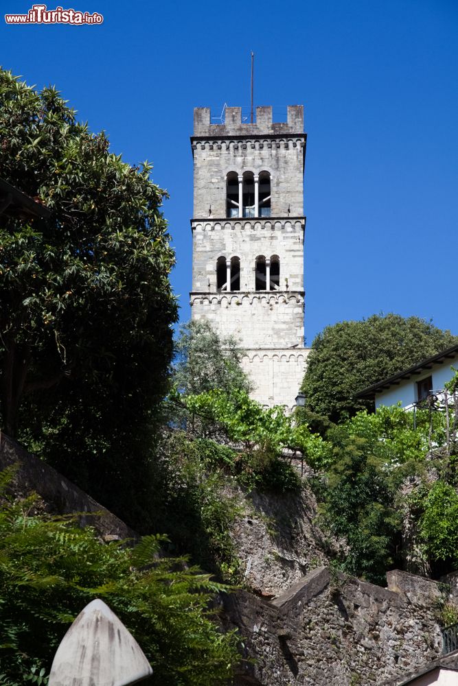 Immagine Il campanile della Cattedrale romanica di Barga in Toscana, decimo secolo