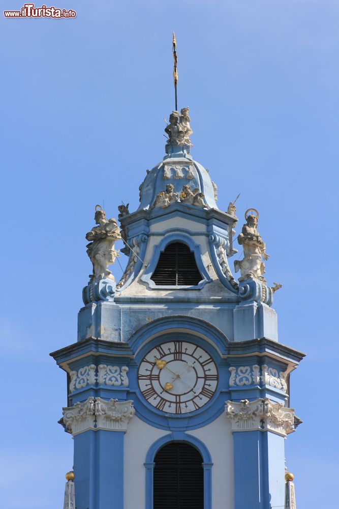 Immagine Il campanile della chiesa barocca di Durnstein sul fiume Danubio, Austria. A fianco del monastero costruito nel 1410 sul luogo dove sorgeva una piccola cappella, s'innalza un campanile dai colori bianco e azzurro spesso protagonista di film.