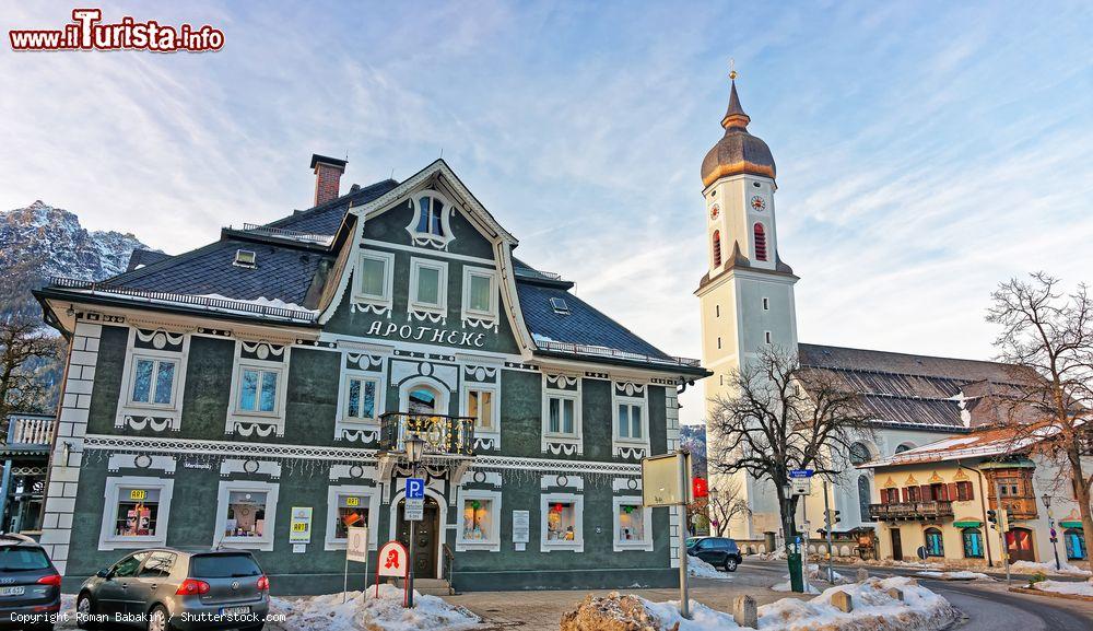 Immagine Il campanile della chiesa di San Martino a Garmisch-Partenkirchen, Germania: scorcio del centro storico con la neve - © Roman Babakin / Shutterstock.com