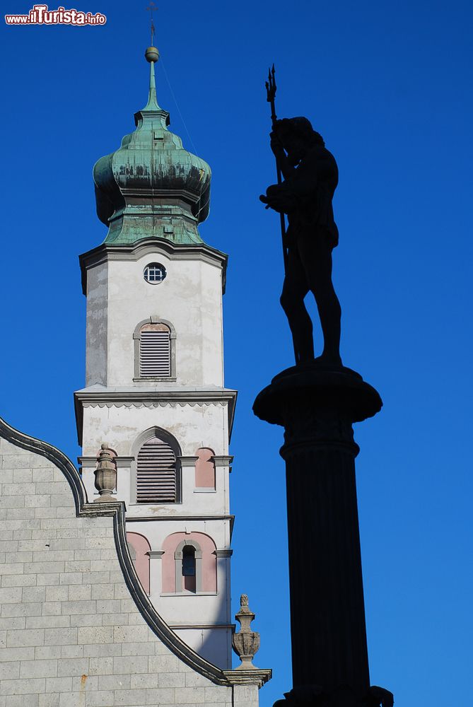 Immagine Il campanile della chiesa di Santo Stefano e la statua del Nettuno in Market Square a Lindau, lago di Costanza, Germania.
