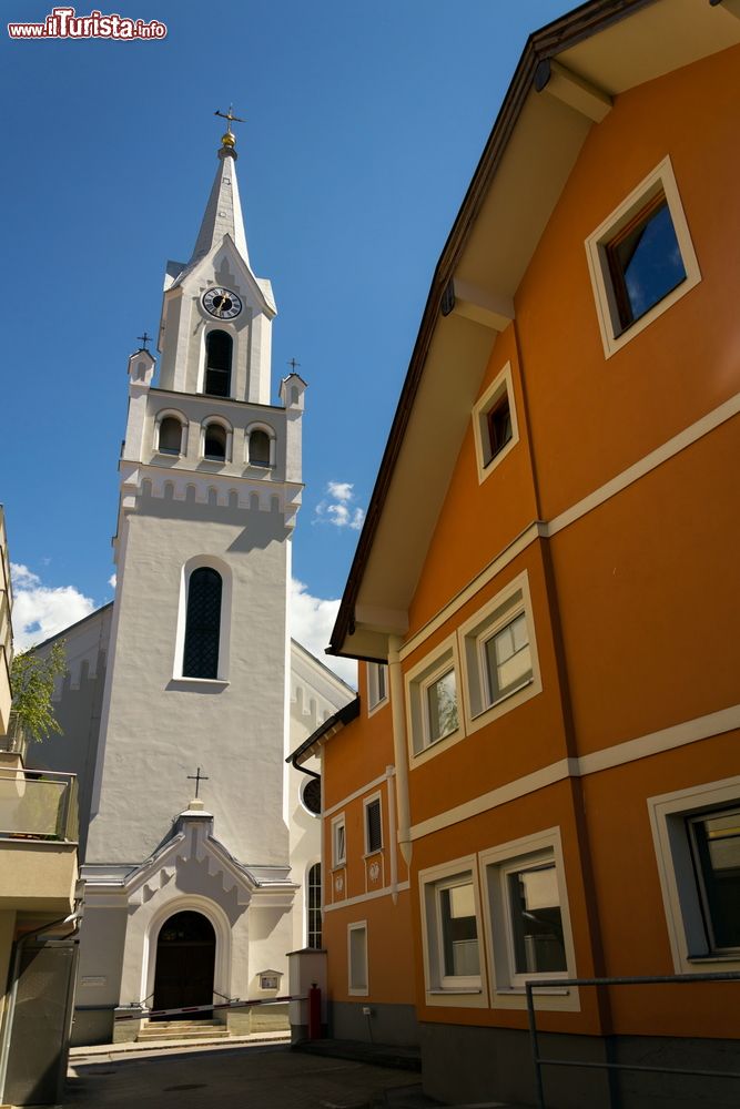 Immagine Il campanile della chiesa evangelica di Schladming, Austria. Questo edificio religioso ospita al suo interno un prezioso altare del 1570.