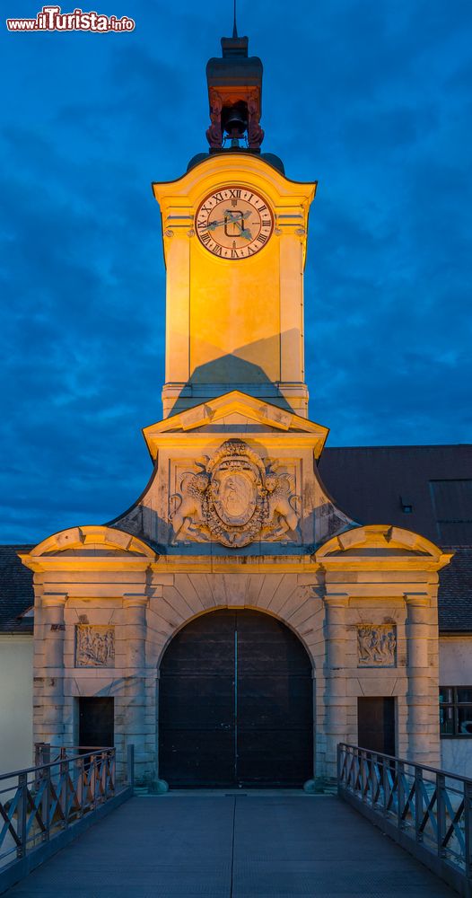 Immagine Il campanile della chiesa nel vecchio castello di Ingolstadt, Germania, by night. Siamo nel Land della Baviera sulle rive del Danubio.