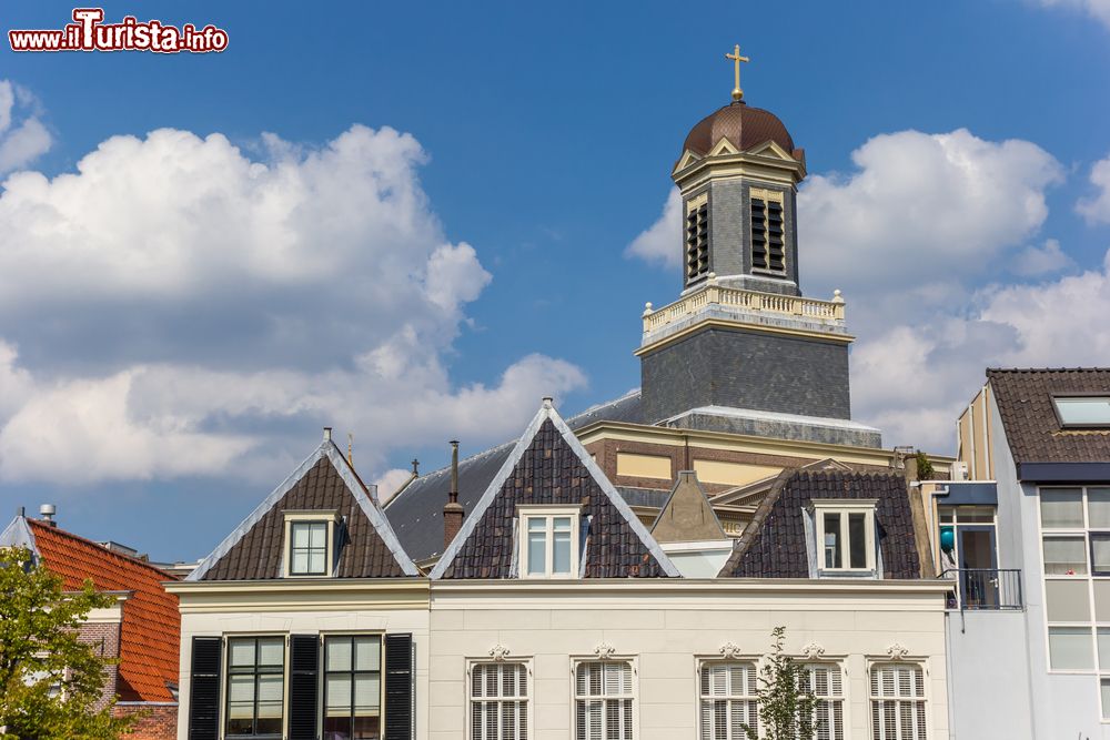 Immagine Il campanile della Hartebrugkerk di Leiden, Olanda, in una giornata con le nuvole in cielo.