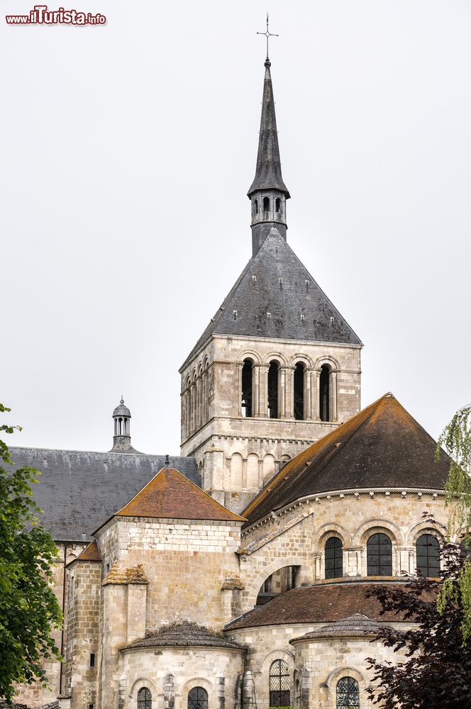 Immagine Il campanile dell'abbazia di Fleury a Saint-Benoit-sur-Loire, Francia.